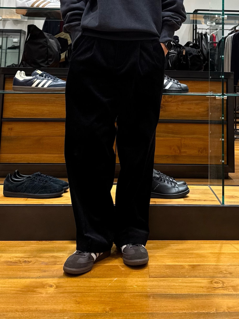 ブラック系のスウェット、ブラック系のその他パンツ、ブラウン系のスニーカーを着用したメンズの秋コーディネートの4枚目の写真