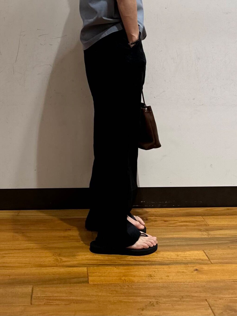 「アーバンリサーチ、URBANRESEARCH、サンダル、春、リネン、ur、おでかけコーデ、マネキン買い、きれいめtシャツ」｜「MASTER&CoのMASTER&Co.　GOAT LEATHER KINCHAKU BAG（ショルダーバッグ、ブラウン系）」を使った、鎌田　真平さん（メンズ・172cm）の春コーディネートの5枚目の写真
