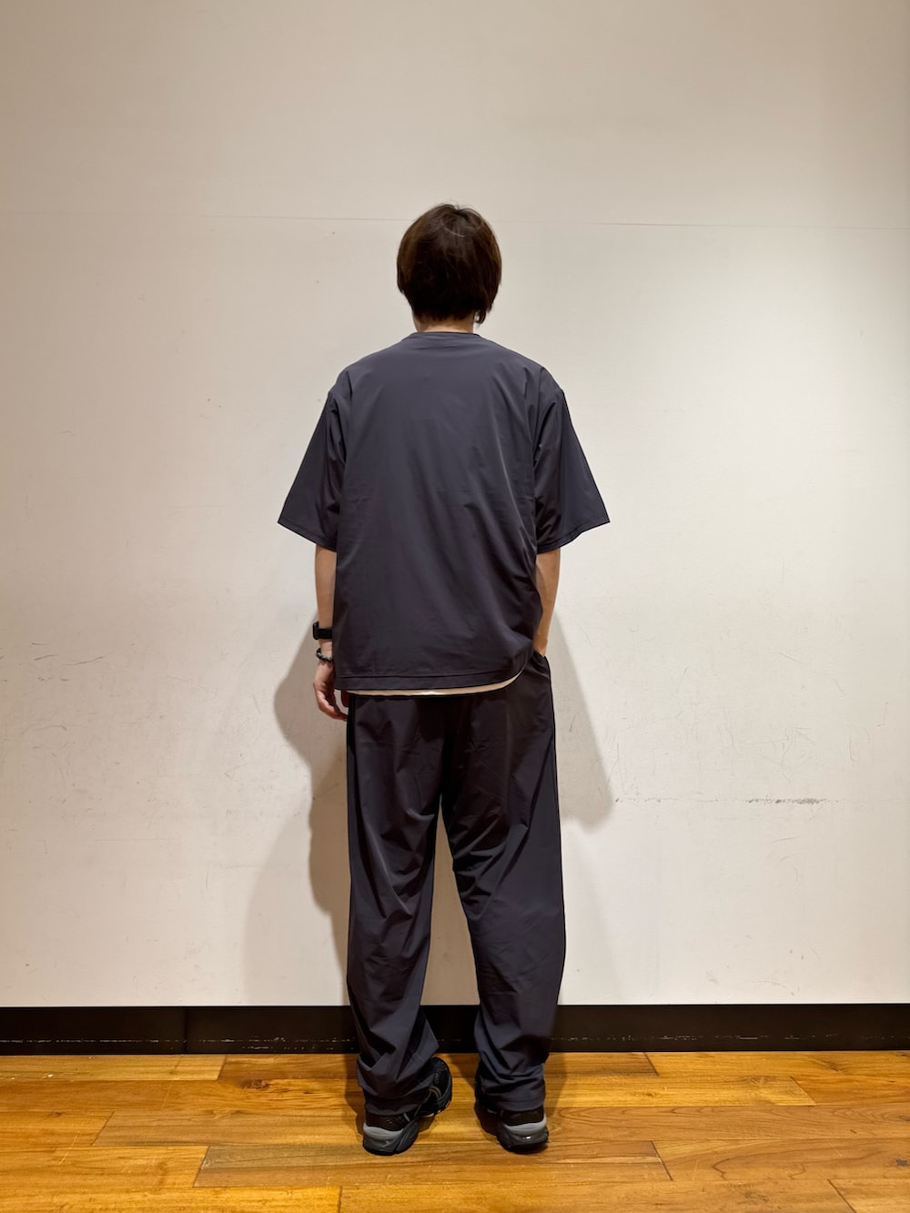 ブラック系のスニーカー、グレー系のその他パンツ、グレー系のTシャツ/カットソーを着用したメンズの夏コーディネートの2枚目の写真