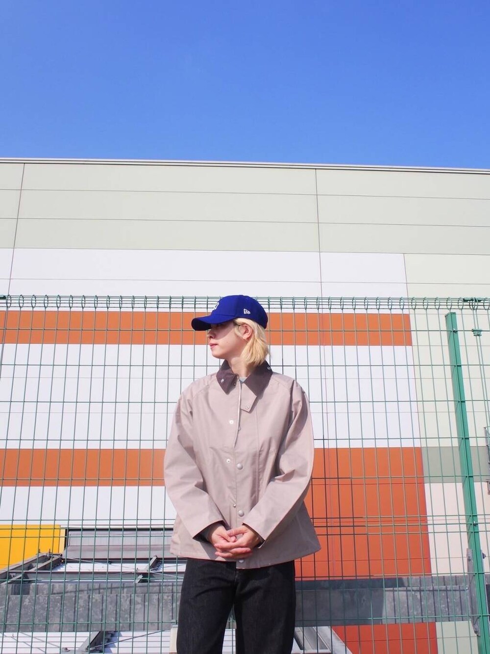 「アーバンリサーチ、スニーカー、別注、URBANRESEARCH、バブアー、ur、おでかけコーデ、春アイテム、マネキン買い、新作スニーカーコーデ」｜「URBAN RESEARCHのDENIM STRAIGHT PANTS（デニムパンツ、ブラック系）」を使った、鎌田　真平さん（メンズ・172cm）の冬コーディネートの3枚目の写真