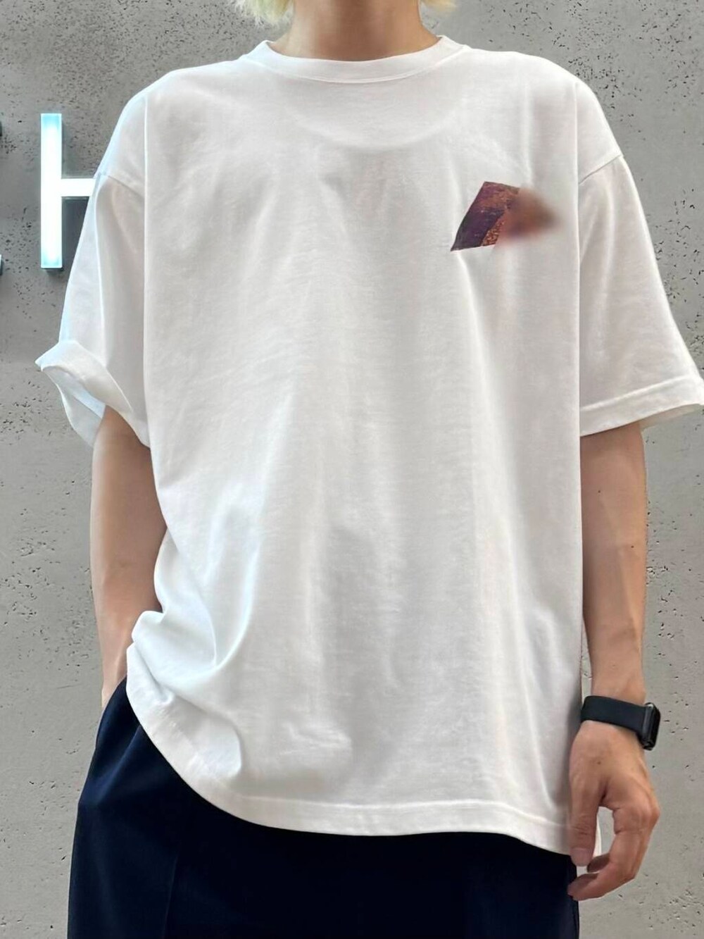 ブルー系のその他パンツ、ブラック系のスニーカー、ホワイト系のTシャツ/カットソーを着用したメンズの夏コーディネートの3枚目の写真