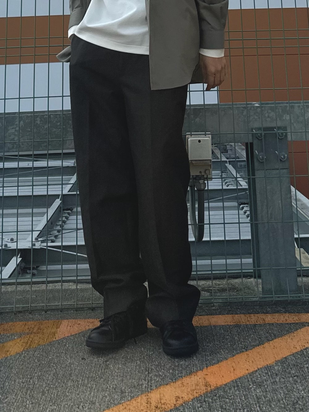 ブラウン系のその他パンツ、ホワイト系のTシャツ/カットソー、グリーン系のシャツ/ブラウスを着用したメンズの秋コーディネートの4枚目の写真