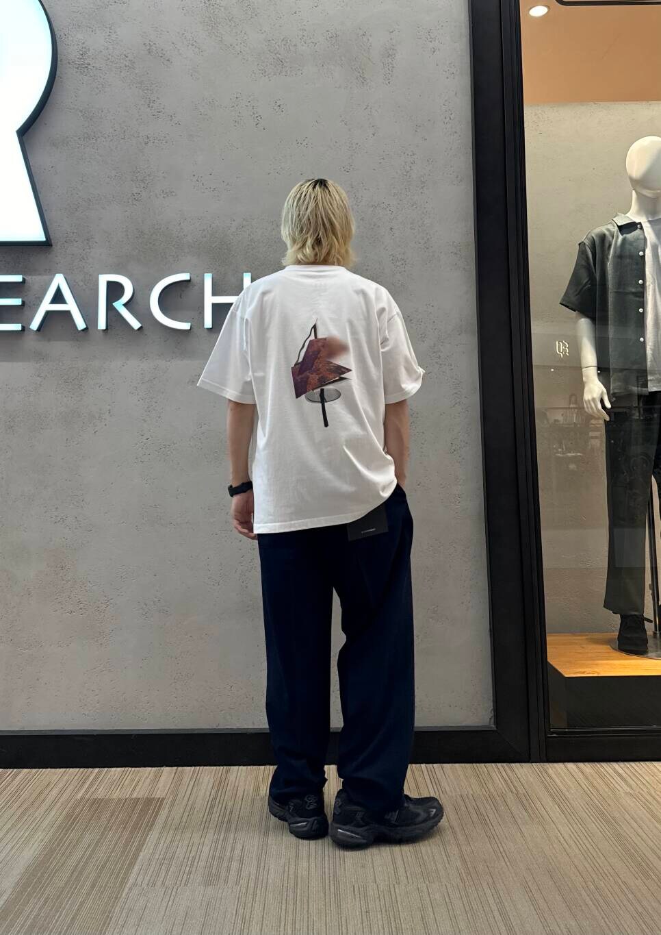 ブルー系のその他パンツ、ブラック系のスニーカー、ホワイト系のTシャツ/カットソーを着用したメンズの夏コーディネートの2枚目の写真