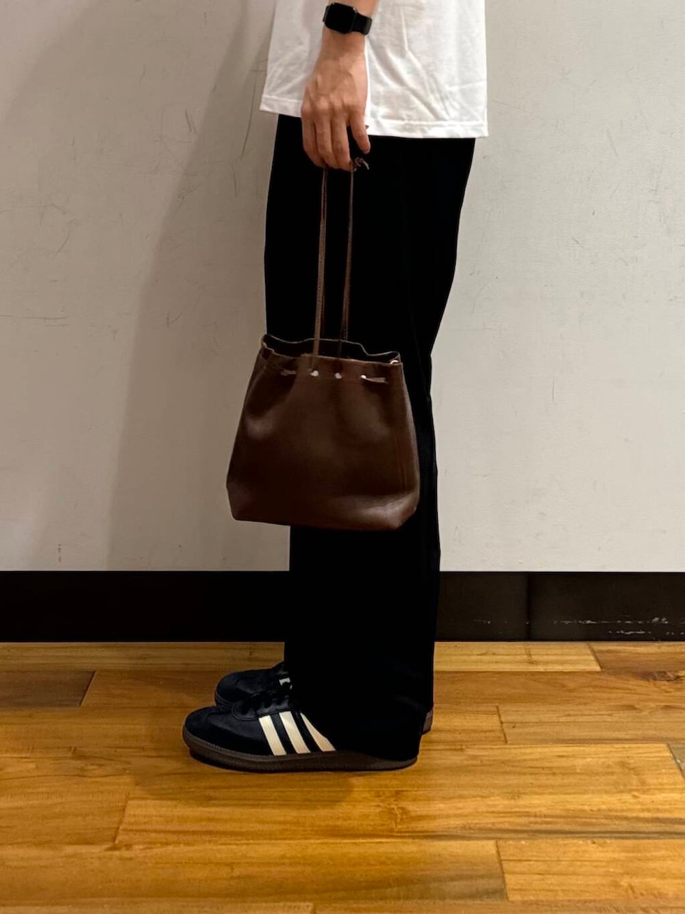 「アーバンリサーチ、スニーカー、カジュアル、URBANRESEARCH、セール、夏服、ur、おでかけコーデ、マネキン買い、一枚で決まるtシャツ、私が選ぶセールアイテム25ss」｜「MASTER&CoのMASTER&Co.　GOAT LEATHER KINCHAKU BAG（ショルダーバッグ、ブラウン系）」を使った、鎌田　真平さん（メンズ・172cm）の夏コーディネートの5枚目の写真