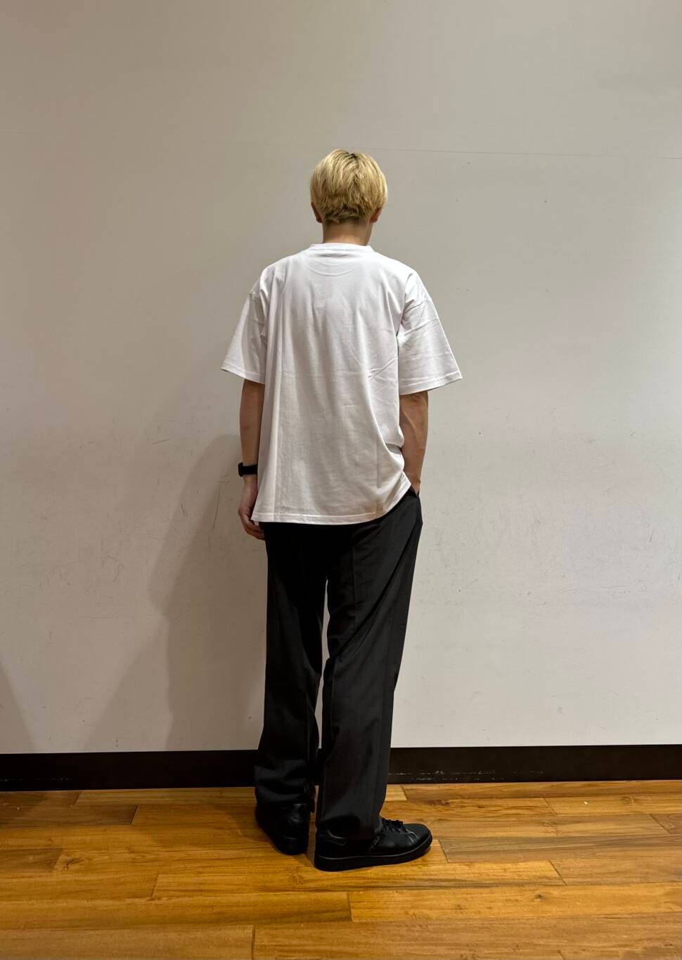 「アーバンリサーチ、スニーカー、URBANRESEARCH、セール、夏服、ur、おでかけコーデ、マネキン買い、一枚で決まるtシャツ」｜「URBAN RESEARCHのウォッシャブルウールサイロフィルスラックス（その他パンツ、グレー系）」を使った、鎌田　真平さん（メンズ・172cm）の夏コーディネートの2枚目の写真