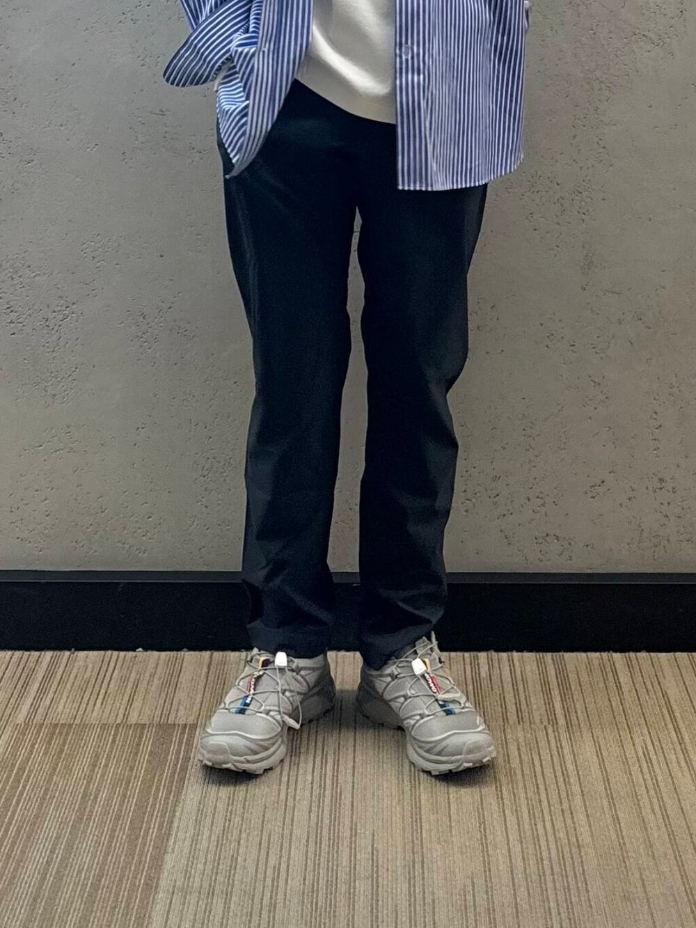 ブルー系のシャツ/ブラウス、グレー系のその他パンツ、ホワイト系のTシャツ/カットソーを着用したメンズの秋コーディネートの4枚目の写真