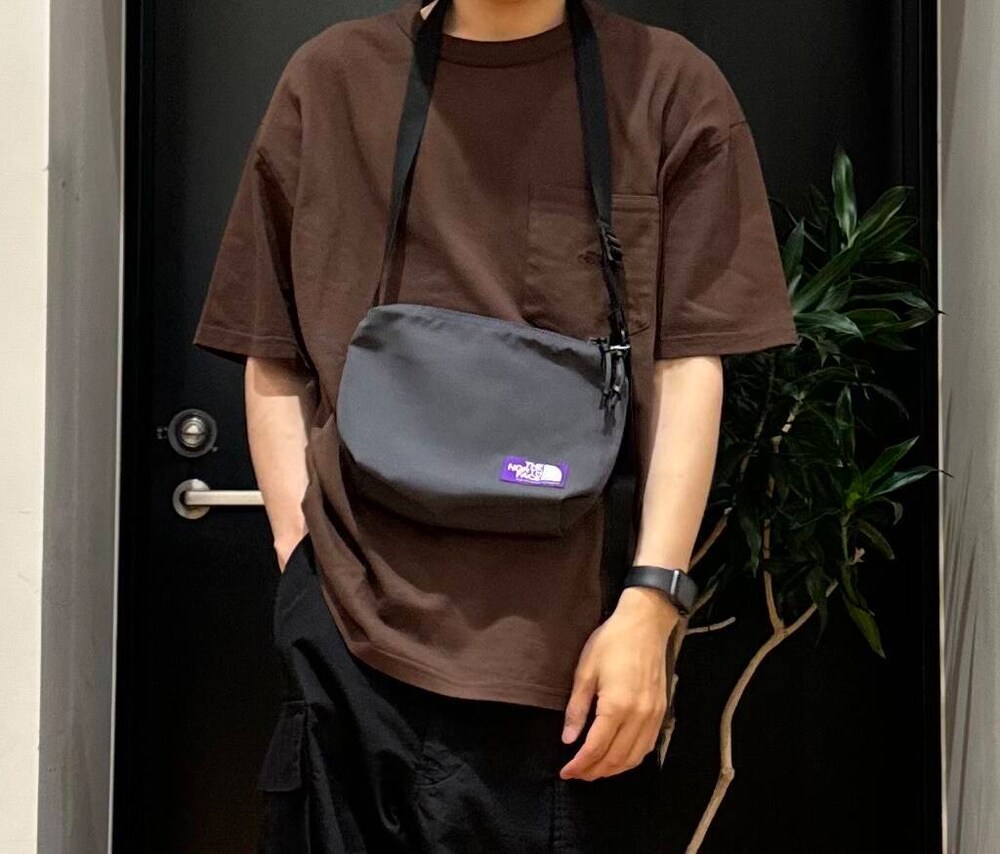 「アーバンリサーチ、スニーカー、ワイドパンツ、カジュアル、URBANRESEARCH、セール、夏服、ur、おでかけコーデ、マネキン買い、私が選ぶセールアイテム25ss」｜「URBAN RESEARCHのURBAN RESEARCH iD　コットンリップストップカーゴパンツ（その他パンツ、ブラック系）」を使った、鎌田　真平さん（メンズ・172cm）の夏コーディネートの3枚目の写真