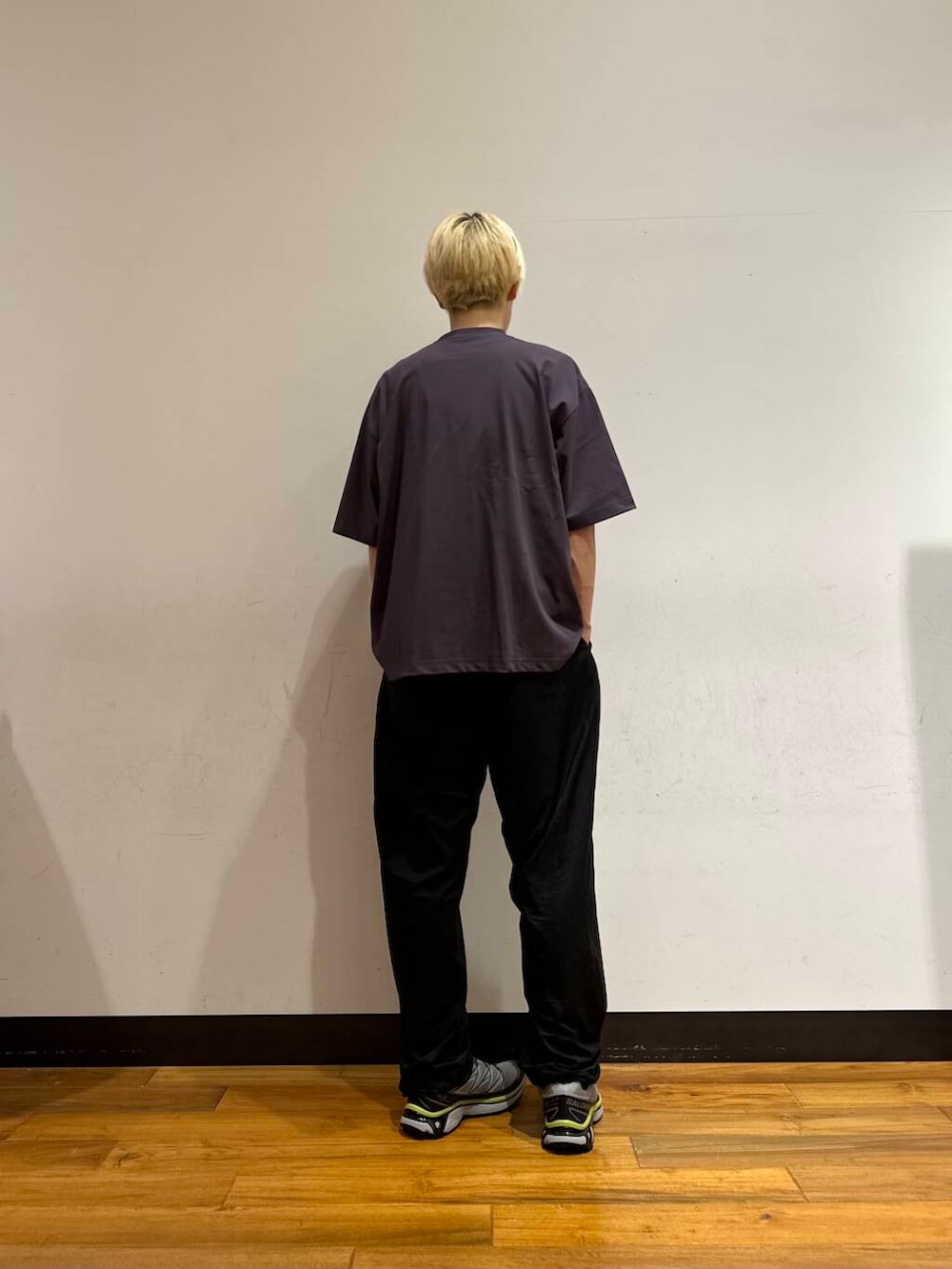 「アーバンリサーチ、スニーカー、カジュアル、URBANRESEARCH、セール、夏服、ur、おでかけコーデ、機能性素材、マネキン買い、私が選ぶセールアイテム25ss」｜「SALOMONのSALOMON　XT-6（スニーカー、グレー系）」を使った、鎌田　真平さん（メンズ・172cm）の夏コーディネートの2枚目の写真