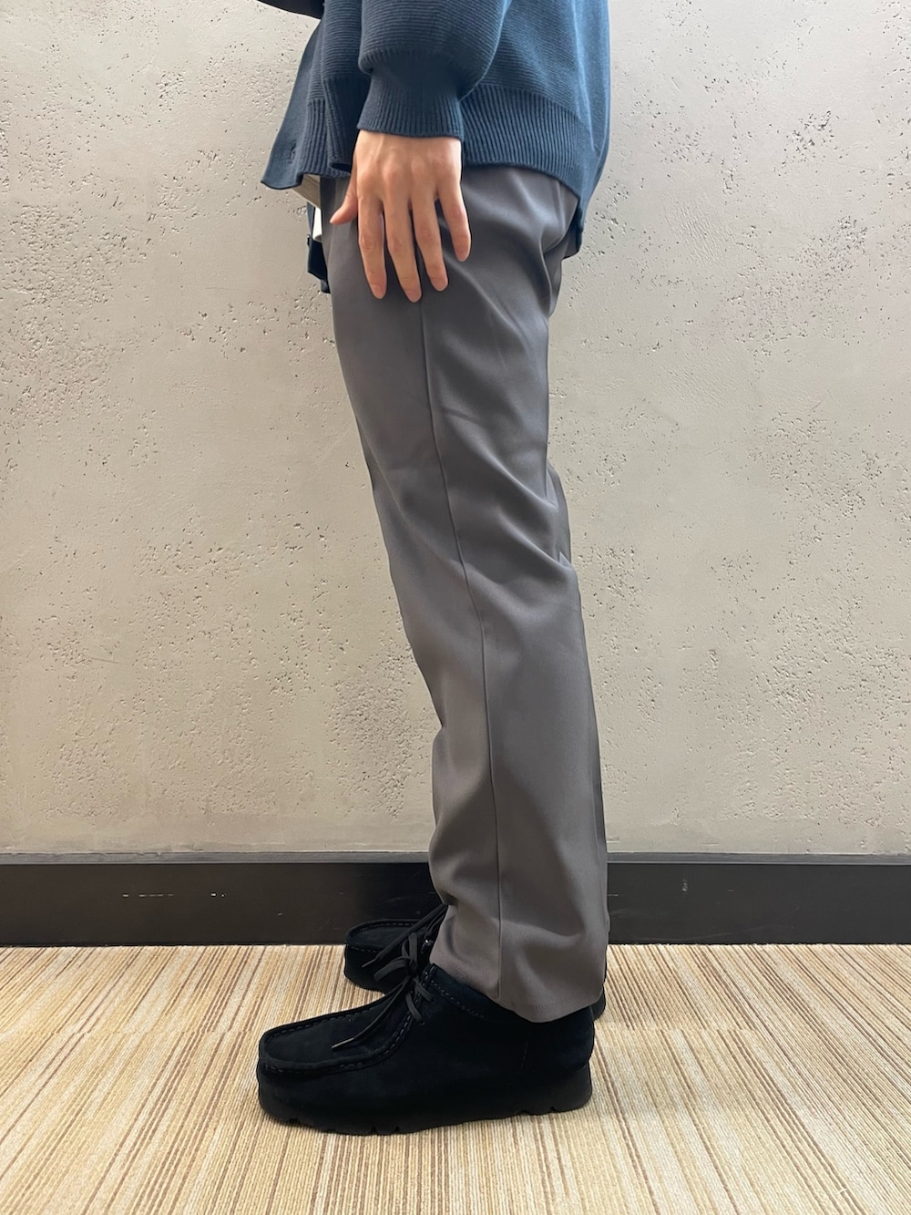 グレー系のカーディガン/ボレロ、ブラック系のショルダーバッグ、グレー系のその他パンツを着用したメンズの春コーディネートの5枚目の写真