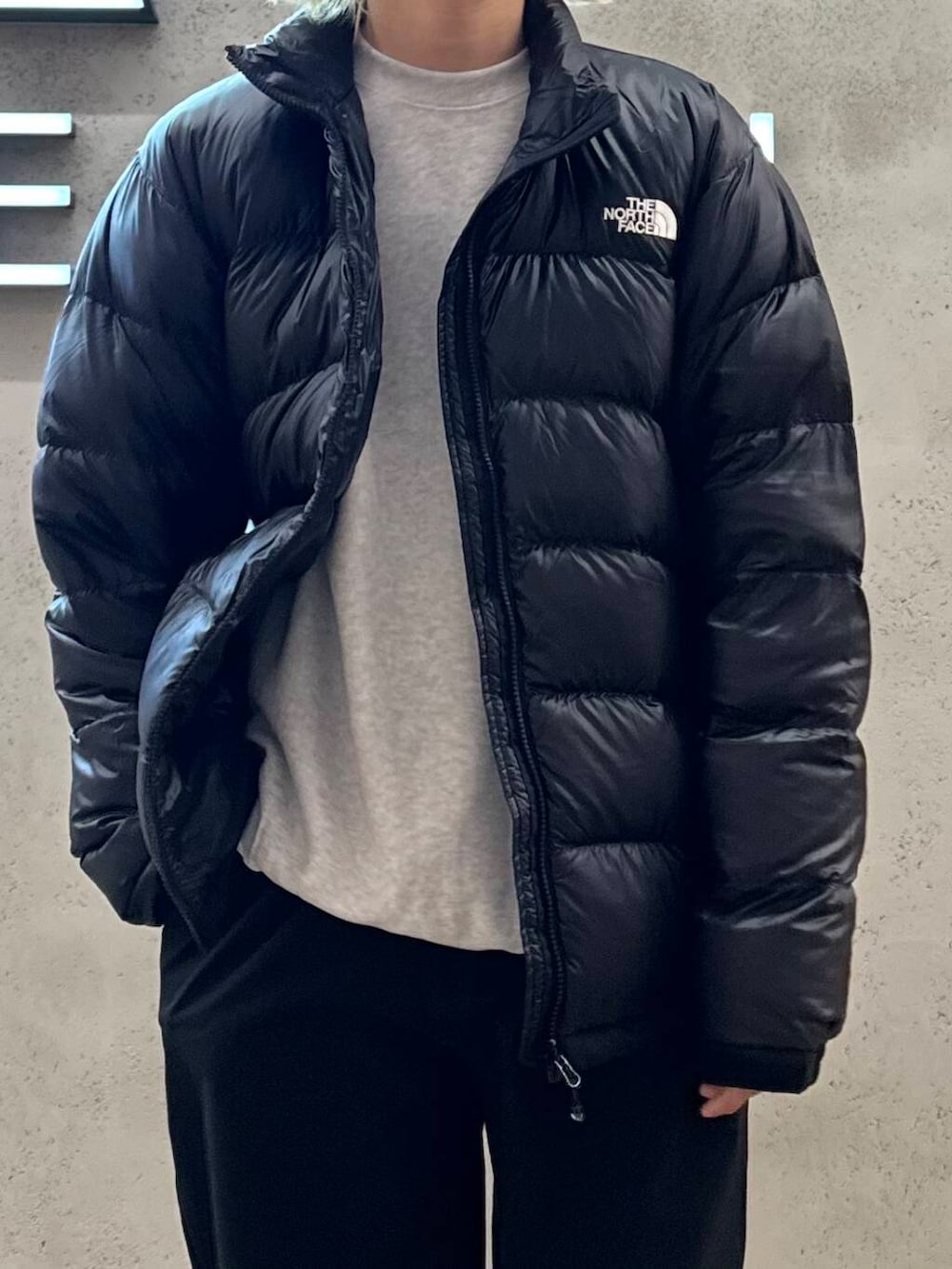 ブルー系のスニーカー、ブラック系のその他パンツ、グレー系のスウェットを着用したメンズの秋コーディネートの3枚目の写真