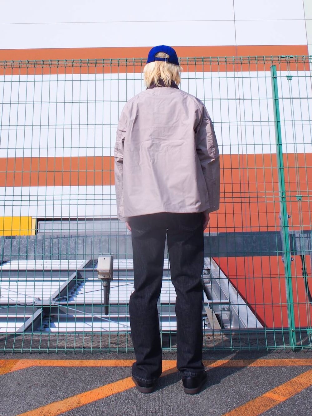 「アーバンリサーチ、スニーカー、別注、URBANRESEARCH、バブアー、ur、おでかけコーデ、春アイテム、マネキン買い、新作スニーカーコーデ」｜「URBAN RESEARCHのDENIM STRAIGHT PANTS（デニムパンツ、ブラック系）」を使った、鎌田　真平さん（メンズ・172cm）の冬コーディネートの2枚目の写真