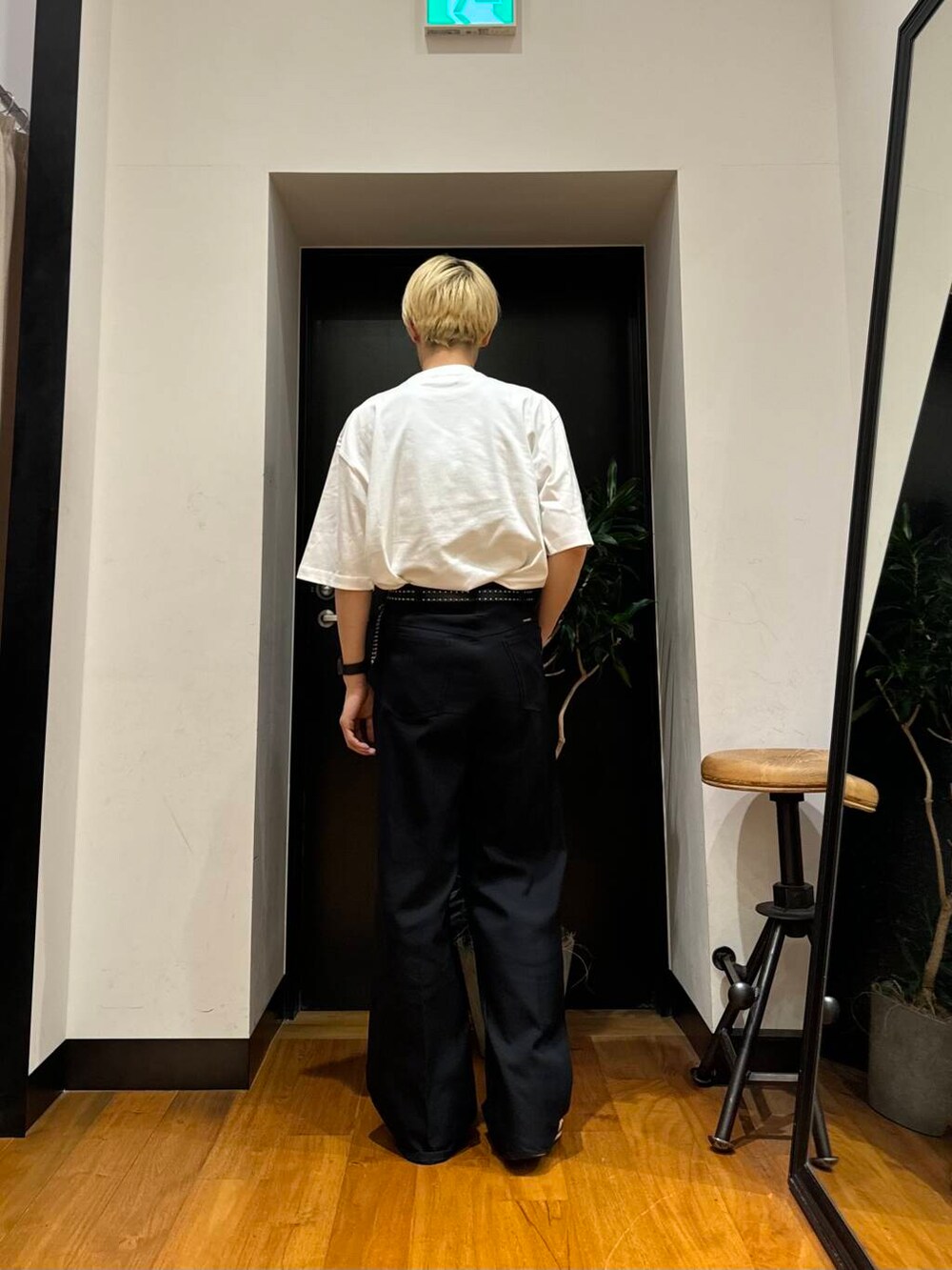 「アーバンリサーチ、カジュアル、URBANRESEARCH、夏服、ur、おでかけコーデ、マネキン買い、一枚で決まるtシャツ」｜「MASTER&Coの『別注』　MASTER&Co.×URBAN RESEARCH　STUDS 24mm BELT（ベルト、ブラック系）」を使った、鎌田　真平さん（メンズ・172cm）の夏コーディネートの2枚目の写真