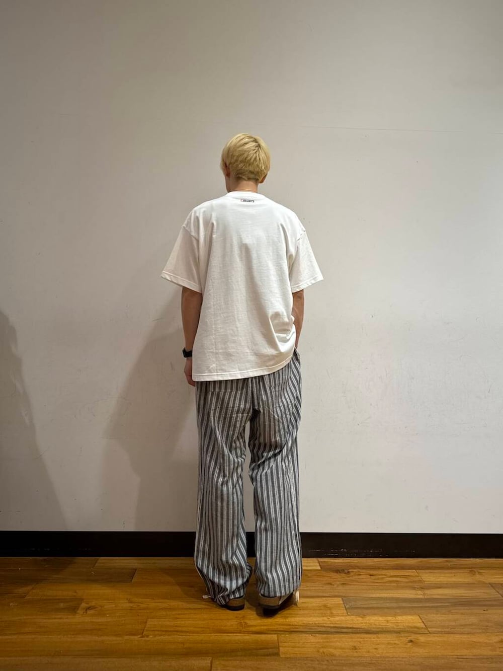 「アーバンリサーチ、カジュアル、URBANRESEARCH、サンダル、セール、夏服、ur、おでかけコーデ、マネキン買い、lotto、一枚で決まるtシャツ」｜「BIRKENSTOCKのBIRKENSTOCK　Zurich(Narrow)（サンダル、ベージュ系）」を使った、鎌田　真平さん（メンズ・172cm）の夏コーディネートの2枚目の写真