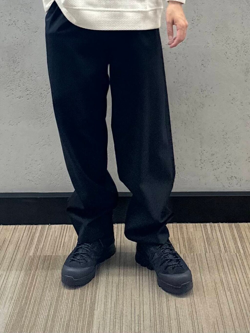 ホワイト系のTシャツ/カットソー、ブラック系のその他パンツ、ブラック系のスニーカーを着用したメンズの秋コーディネートの4枚目の写真