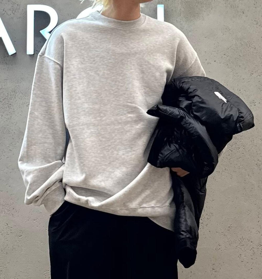 ブルー系のスニーカー、ブラック系のその他パンツ、グレー系のスウェットを着用したメンズの秋コーディネートの4枚目の写真