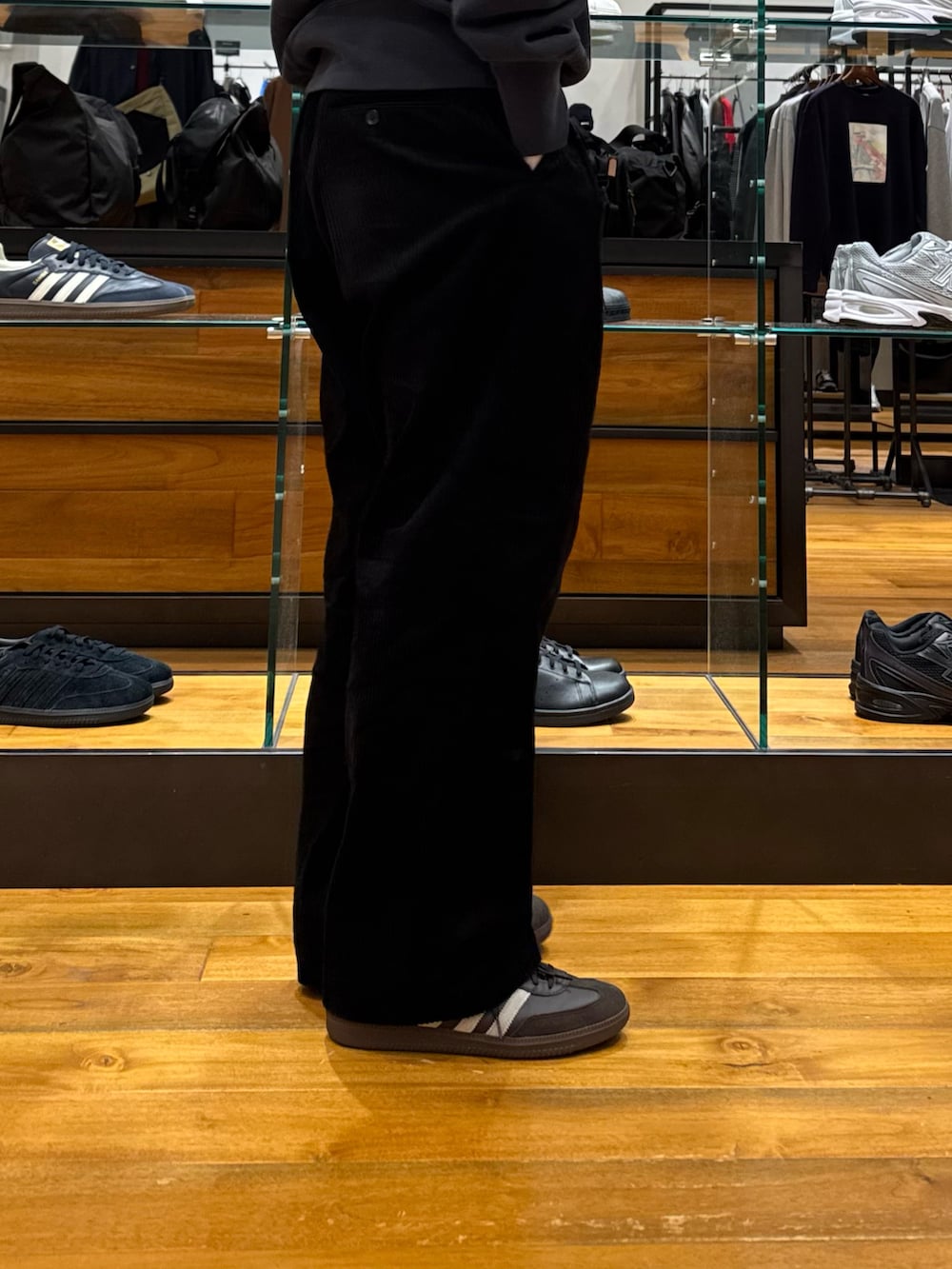 ブラック系のスウェット、ブラック系のその他パンツ、ブラウン系のスニーカーを着用したメンズの秋コーディネートの5枚目の写真