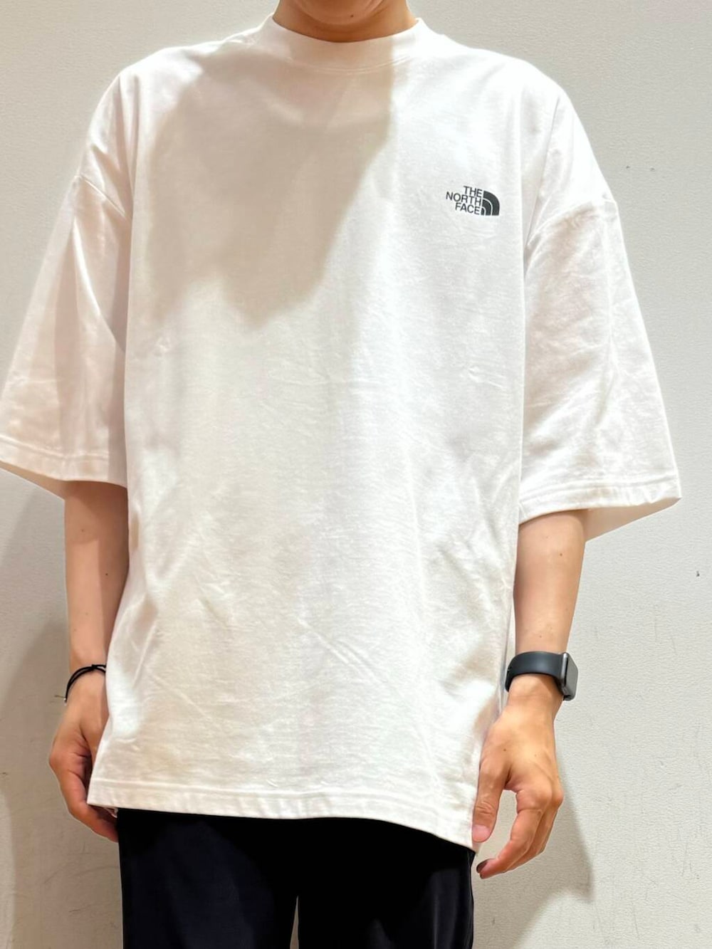 「アーバンリサーチ、別注、URBANRESEARCH、セール、夏服、ur、おでかけコーデ、機能性素材、マネキン買い」｜「Gramicciの『別注』Gramicci　SOLOTEX STRETCH PANTS（その他パンツ、ブルー系）」を使った、鎌田　真平さん（メンズ・172cm）の夏コーディネートの3枚目の写真