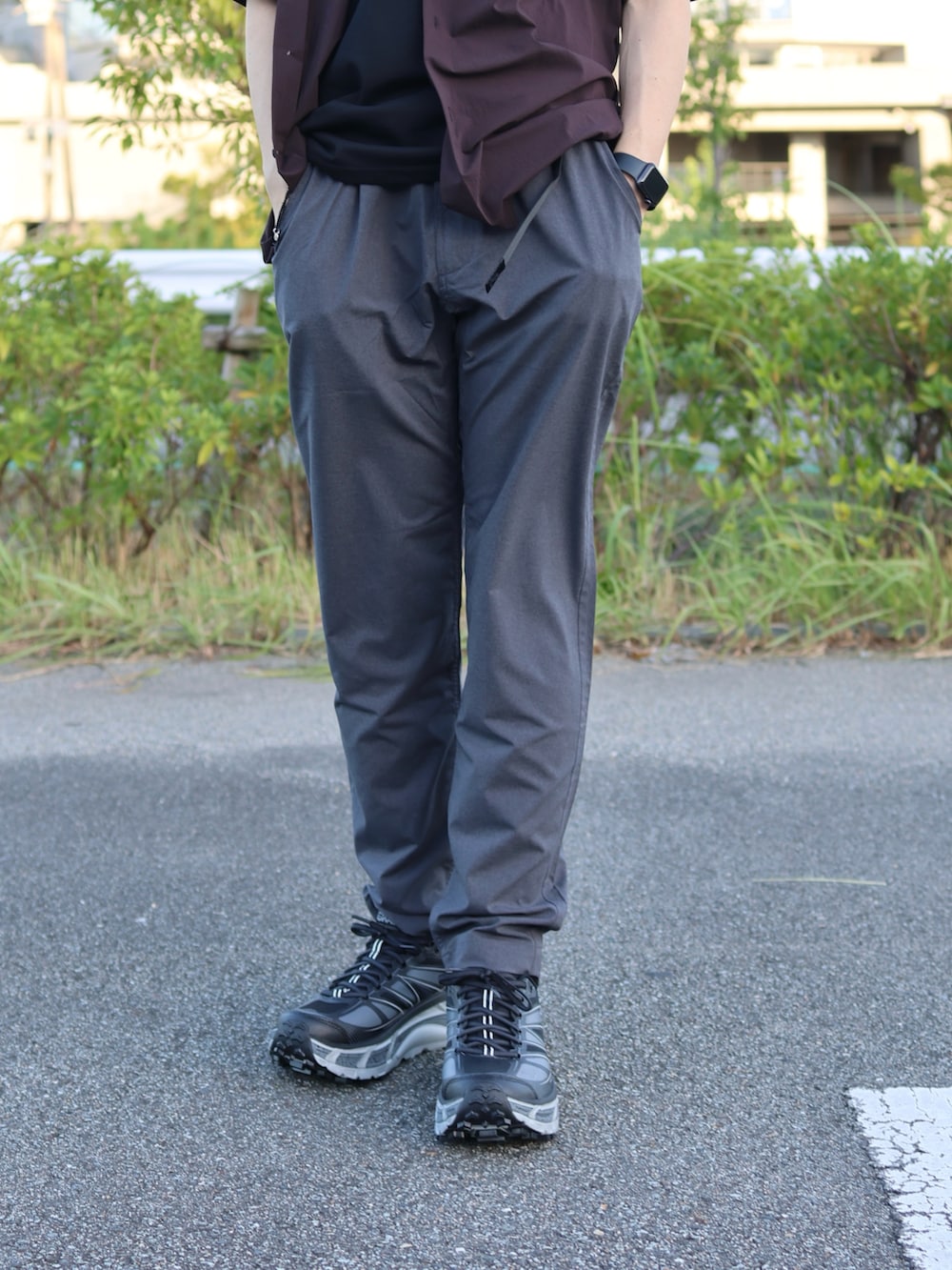 ブラック系のタンクトップ、ブラック系のスニーカー、グレー系のその他パンツを着用したメンズの夏コーディネートの3枚目の写真