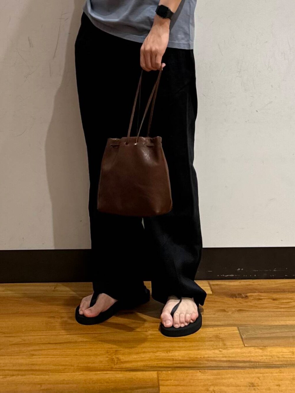 「アーバンリサーチ、URBANRESEARCH、サンダル、春、リネン、ur、おでかけコーデ、マネキン買い、きれいめtシャツ」｜「MASTER&CoのMASTER&Co.　GOAT LEATHER KINCHAKU BAG（ショルダーバッグ、ブラウン系）」を使った、鎌田　真平さん（メンズ・172cm）の春コーディネートの4枚目の写真