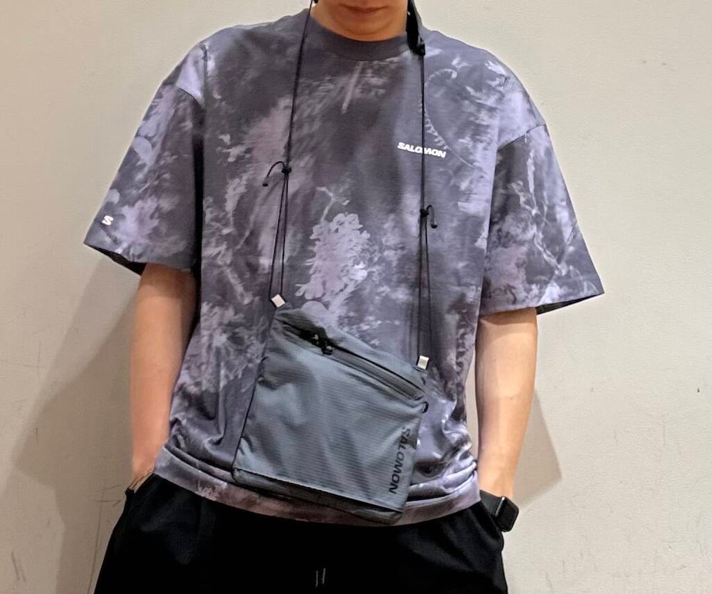 「アーバンリサーチ、カジュアル、Tシャツ、URBANRESEARCH、サンダル、サンダルコーデ、ur、おでかけコーデ、マネキン買い」｜「SALOMONのSALOMON　ACS POUCH 2（ショルダーバッグ、グレー系）」を使った、鎌田　真平さん（メンズ・172cm）の春コーディネートの2枚目の写真