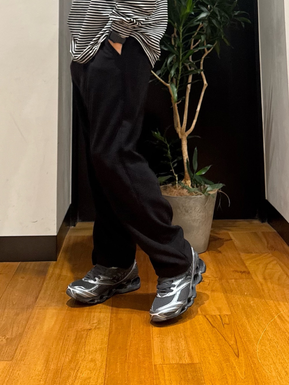 その他のTシャツ/カットソー、ブラック系のその他パンツ、ブラック系のスニーカーを着用したメンズの秋コーディネートの4枚目の写真