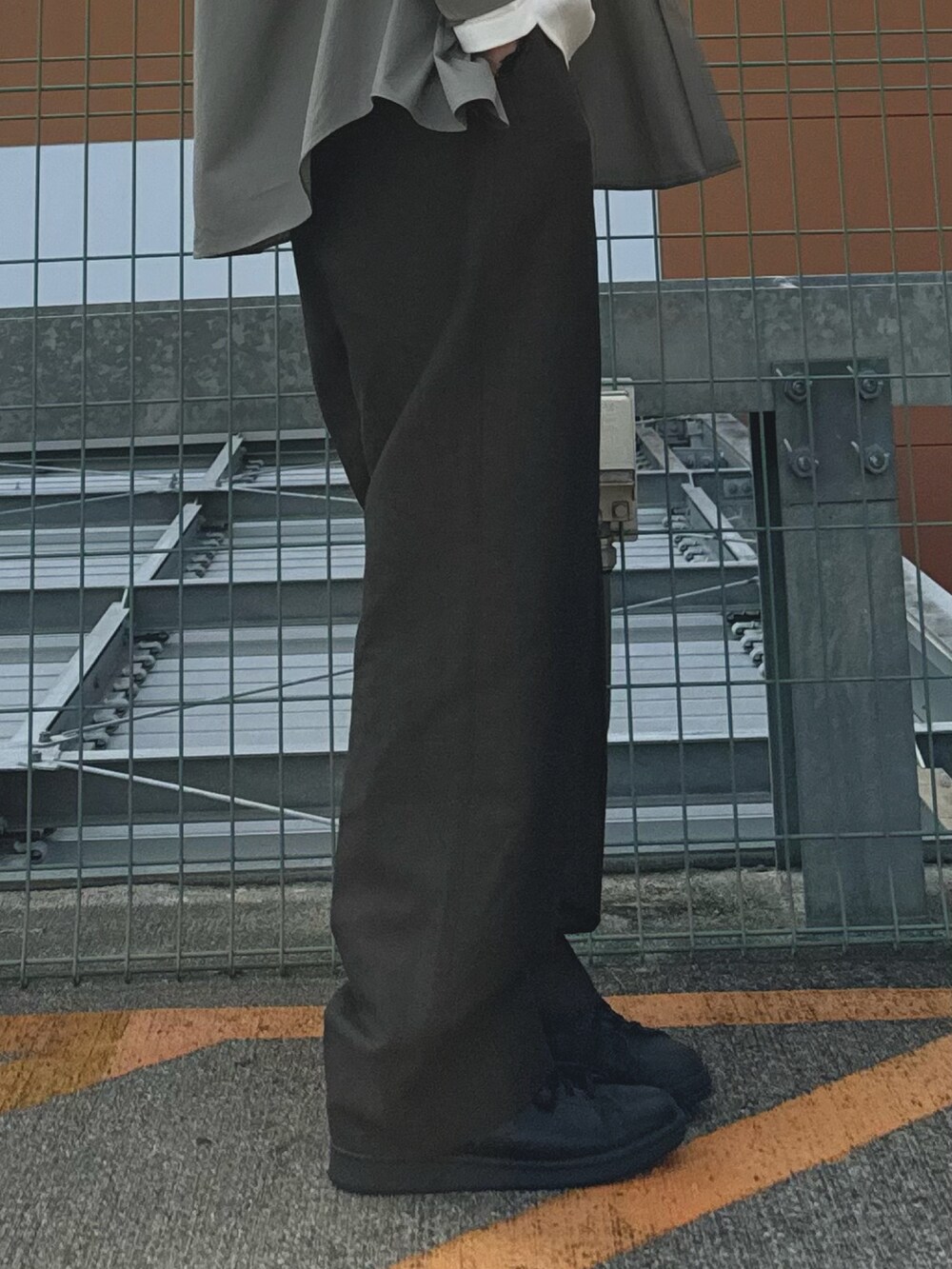 ブラウン系のその他パンツ、ホワイト系のTシャツ/カットソー、グリーン系のシャツ/ブラウスを着用したメンズの秋コーディネートの5枚目の写真