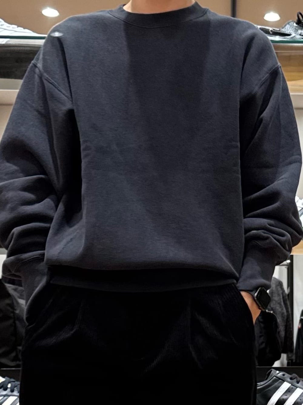 ブラック系のスウェット、ブラック系のその他パンツ、ブラウン系のスニーカーを着用したメンズの秋コーディネートの3枚目の写真