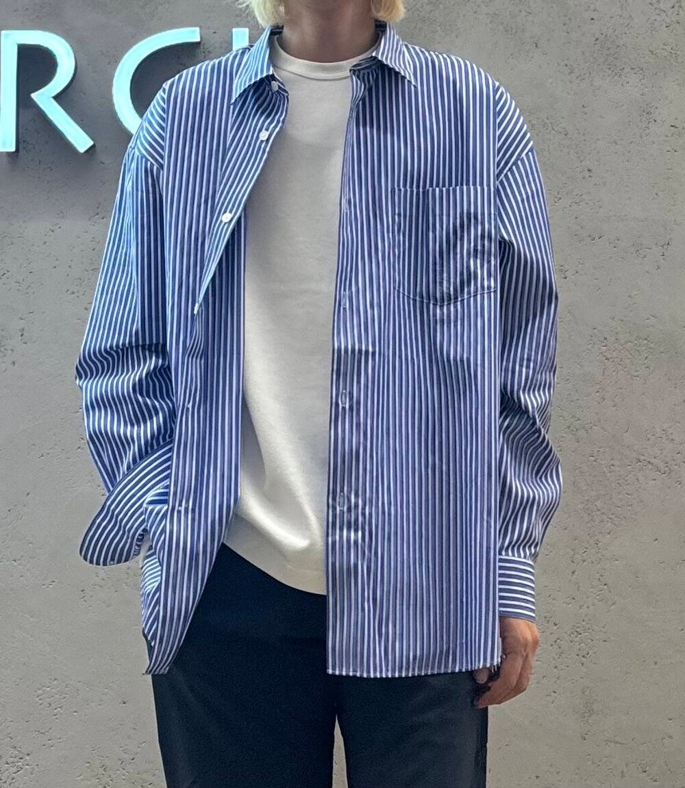 ブルー系のシャツ/ブラウス、グレー系のその他パンツ、ホワイト系のTシャツ/カットソーを着用したメンズの秋コーディネートの3枚目の写真