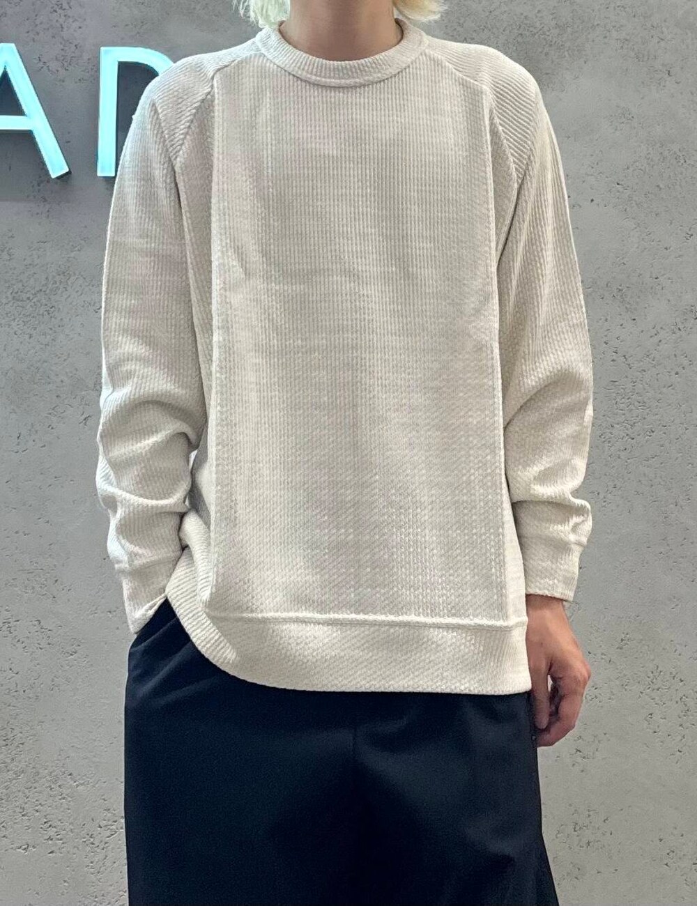 ホワイト系のTシャツ/カットソー、ブラック系のその他パンツ、ブラック系のスニーカーを着用したメンズの秋コーディネートの2枚目の写真