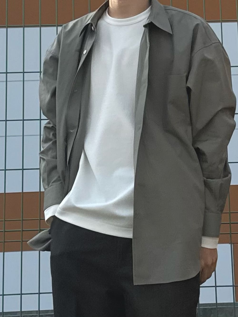 ブラウン系のその他パンツ、ホワイト系のTシャツ/カットソー、グリーン系のシャツ/ブラウスを着用したメンズの秋コーディネートの3枚目の写真