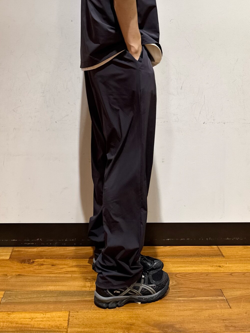 ブラック系のスニーカー、グレー系のその他パンツ、グレー系のTシャツ/カットソーを着用したメンズの夏コーディネートの5枚目の写真
