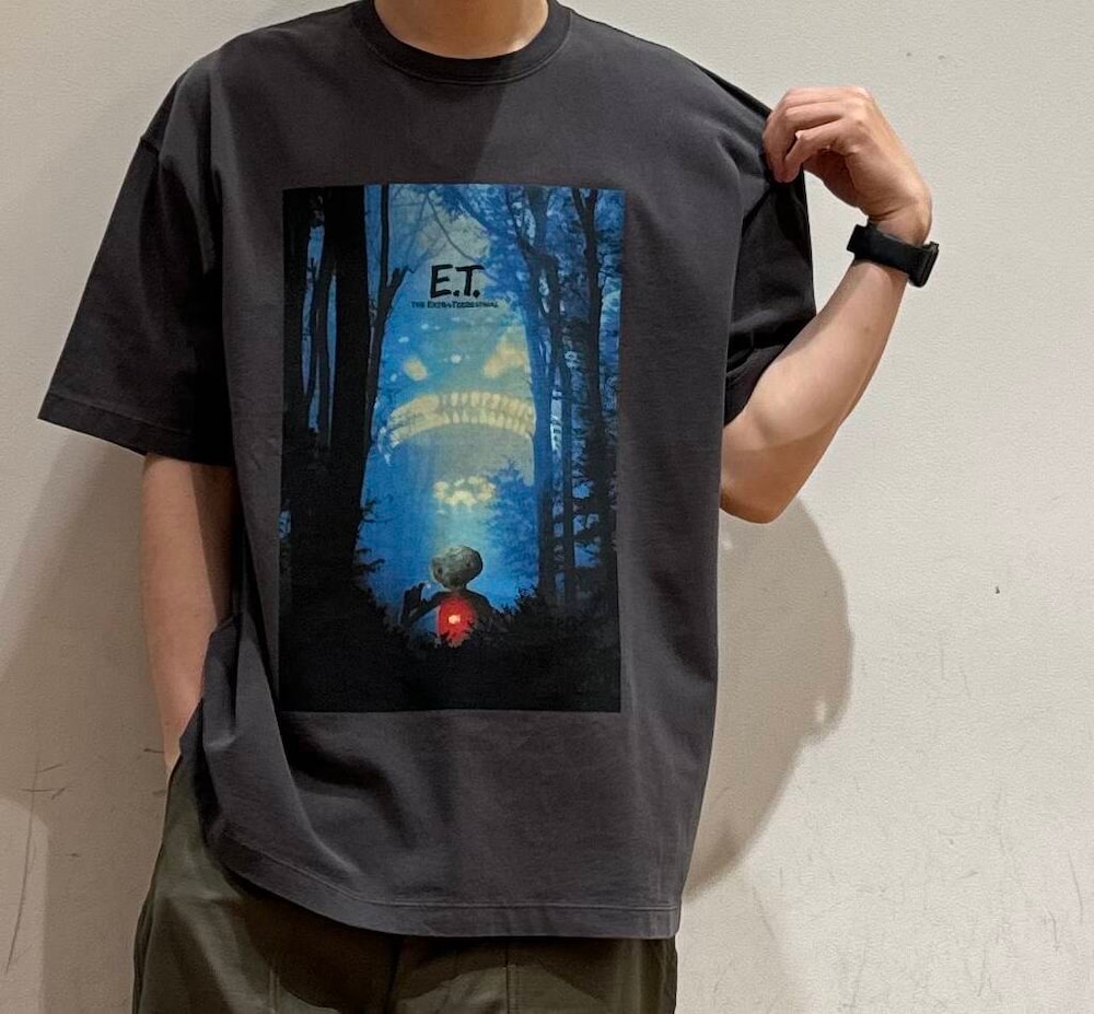 「アーバンリサーチ、カジュアル、URBANRESEARCH、夏服、ur、おでかけコーデ、マネキン買い、一枚で決まるtシャツ」｜「adidasのadidas　SAMBA OG（スニーカー、ブルー系）」を使った、鎌田　真平さん（メンズ・172cm）の夏コーディネートの3枚目の写真