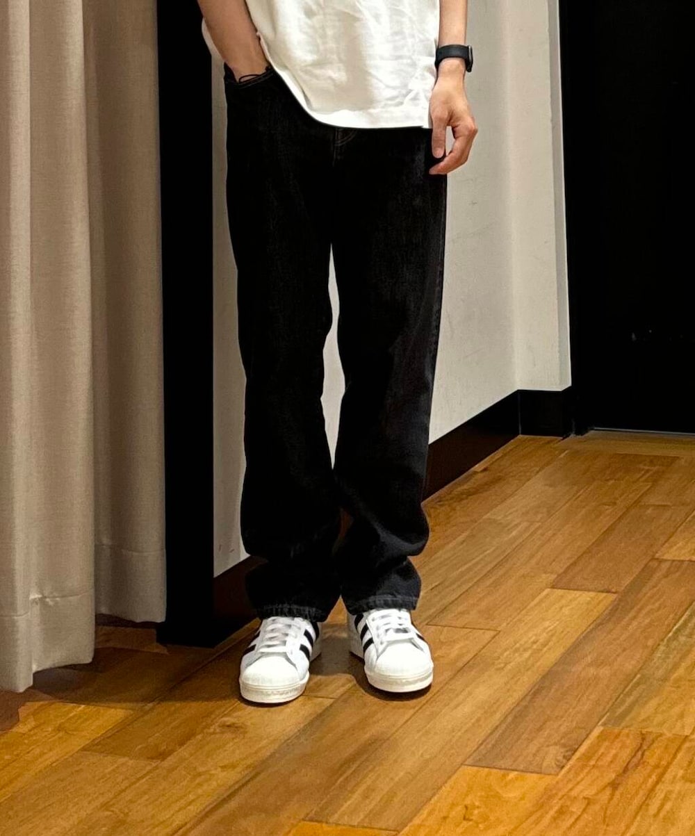 「アーバンリサーチ、スニーカー、カジュアル、URBANRESEARCH、夏服、ur、おでかけコーデ、マネキン買い、一枚で決まるtシャツ」｜「URBAN RESEARCHのDENIM STRAIGHT PANTS（デニムパンツ、ブラック系）」を使った、鎌田　真平さん（メンズ・172cm）の夏コーディネートの4枚目の写真