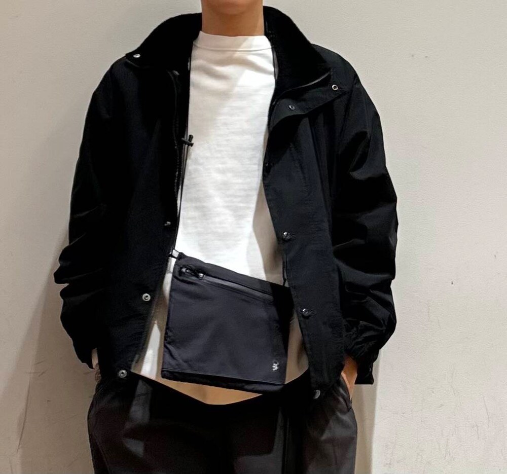 「アーバンリサーチ、スニーカー、カジュアル、URBANRESEARCH、ur、おでかけコーデ、春アイテム、マネキン買い、新作スニーカーコーデ」｜「GramicciのLOWERCASE / Gramicci　TC TWILL TUCK TAPERED（その他パンツ、グレー系）」を使った、鎌田　真平さん（メンズ・172cm）の春コーディネートの3枚目の写真