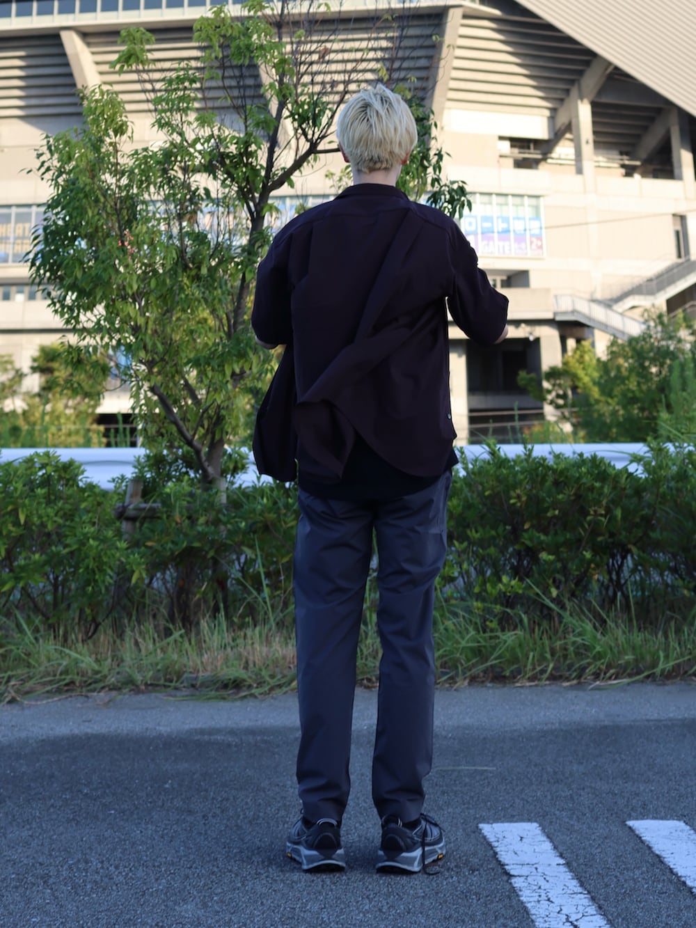 ブラック系のタンクトップ、ブラック系のスニーカー、グレー系のその他パンツを着用したメンズの夏コーディネートの2枚目の写真