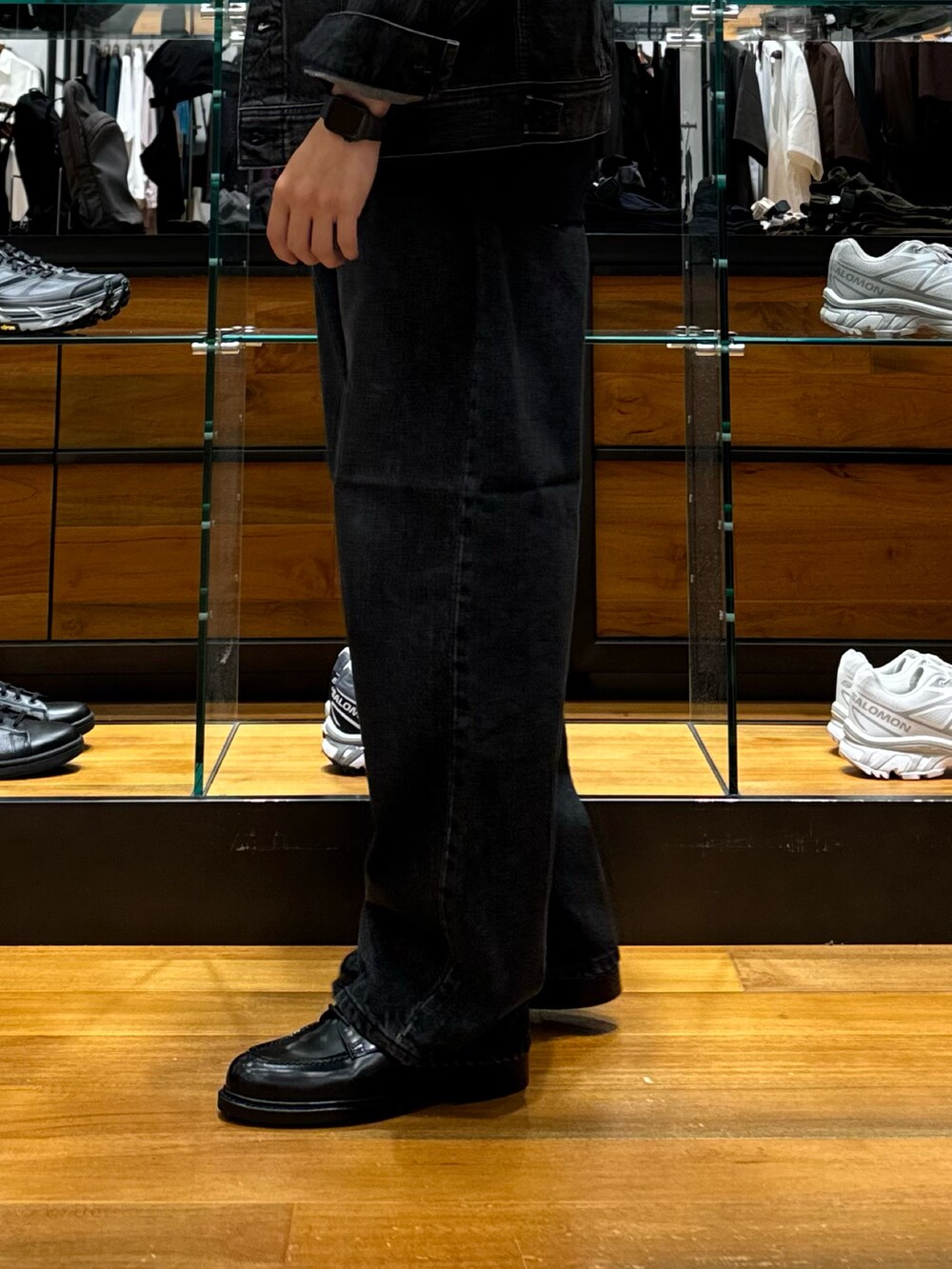 ブラック系のデニムパンツ、ブラック系のドレスシューズ、ブラック系のデニムジャケットを着用したメンズの秋コーディネートの5枚目の写真