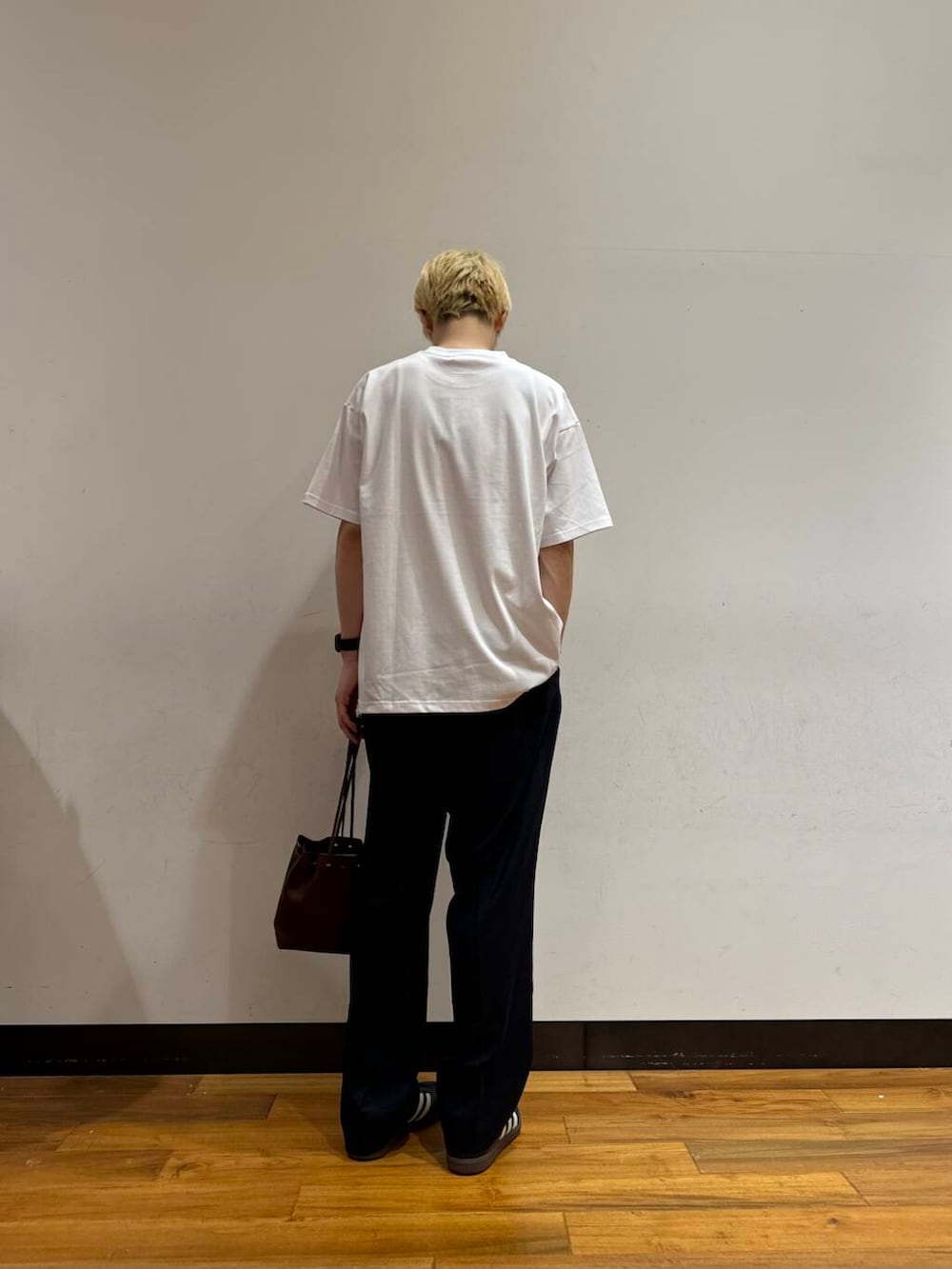 「アーバンリサーチ、スニーカー、カジュアル、URBANRESEARCH、セール、夏服、ur、おでかけコーデ、マネキン買い、一枚で決まるtシャツ、私が選ぶセールアイテム25ss」｜「MASTER&CoのMASTER&Co.　GOAT LEATHER KINCHAKU BAG（ショルダーバッグ、ブラウン系）」を使った、鎌田　真平さん（メンズ・172cm）の夏コーディネートの2枚目の写真
