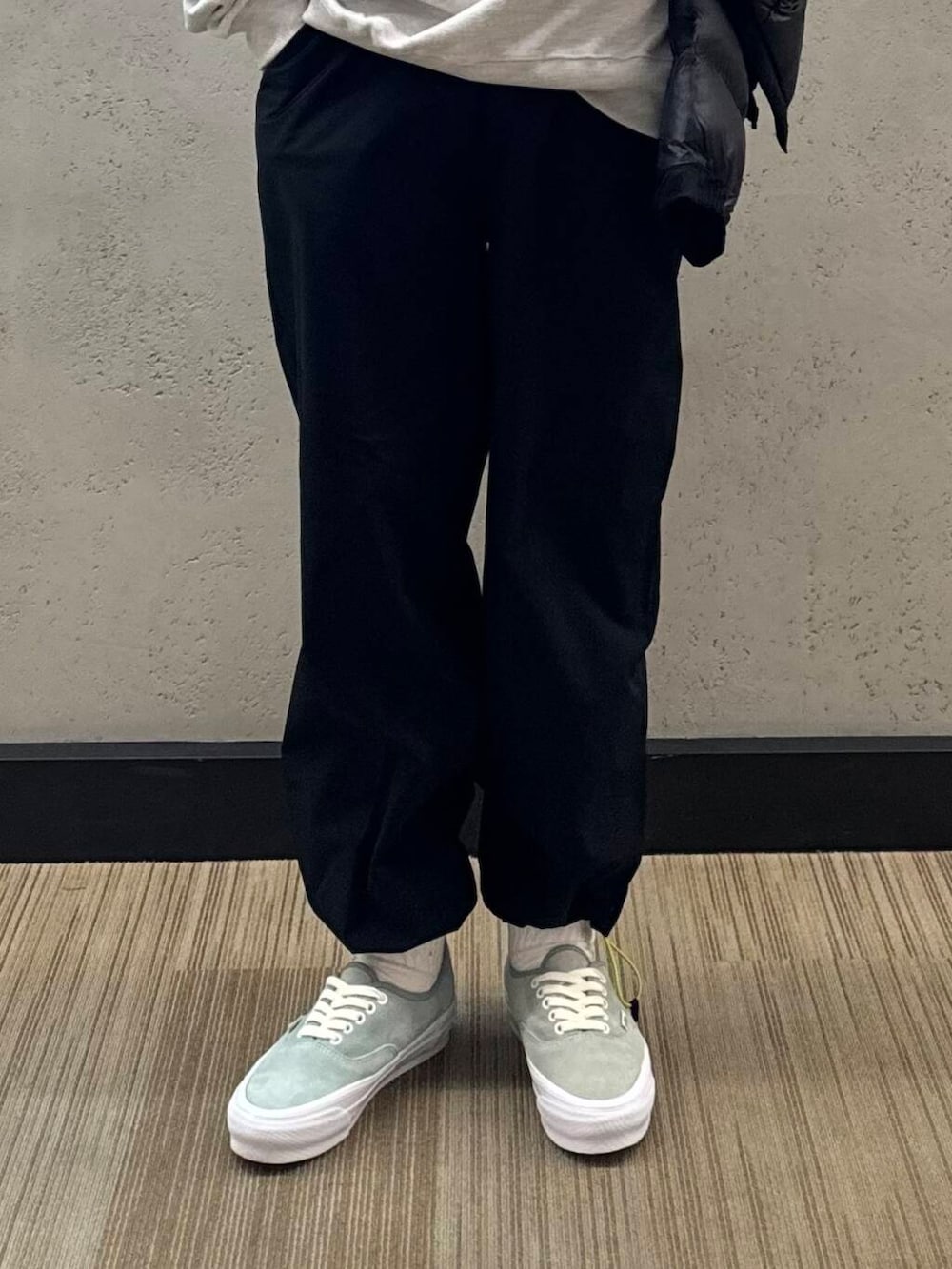 ブルー系のスニーカー、ブラック系のその他パンツ、グレー系のスウェットを着用したメンズの秋コーディネートの5枚目の写真