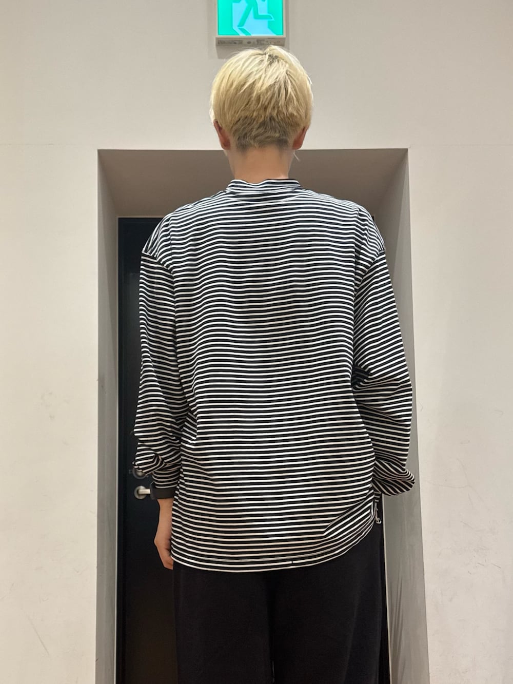 その他のTシャツ/カットソー、ブラック系のその他パンツ、ブラック系のスニーカーを着用したメンズの秋コーディネートの3枚目の写真