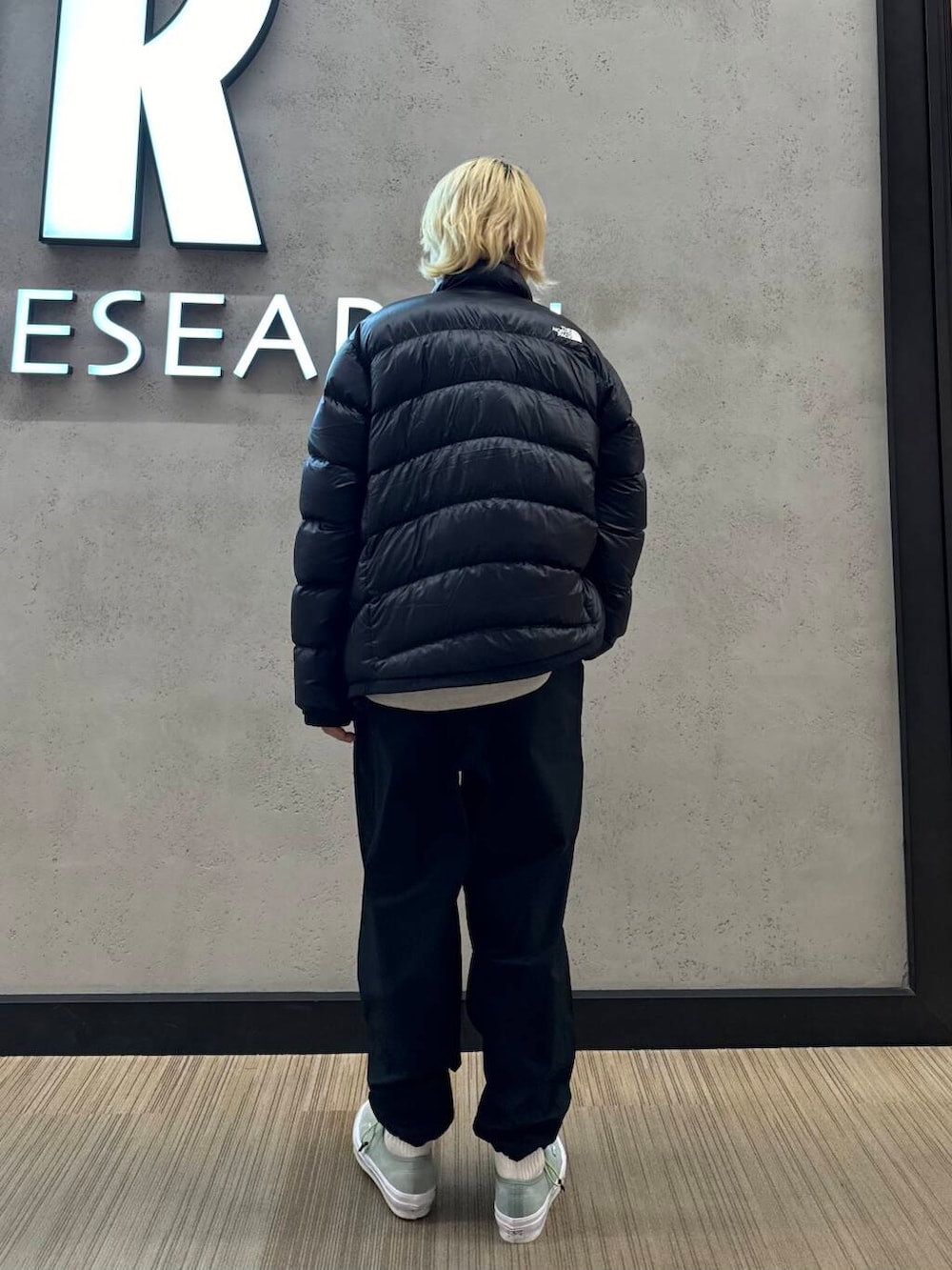 ブルー系のスニーカー、ブラック系のその他パンツ、グレー系のスウェットを着用したメンズの秋コーディネートの2枚目の写真