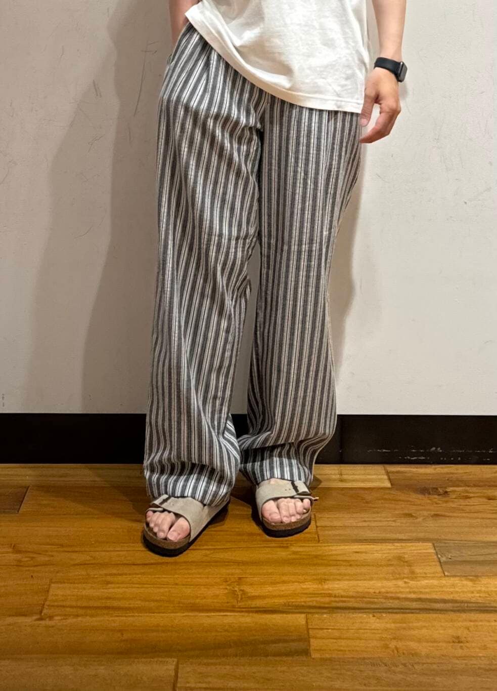 「アーバンリサーチ、カジュアル、URBANRESEARCH、サンダル、セール、夏服、ur、おでかけコーデ、マネキン買い、lotto、一枚で決まるtシャツ」｜「BIRKENSTOCKのBIRKENSTOCK　Zurich(Narrow)（サンダル、ベージュ系）」を使った、鎌田　真平さん（メンズ・172cm）の夏コーディネートの3枚目の写真