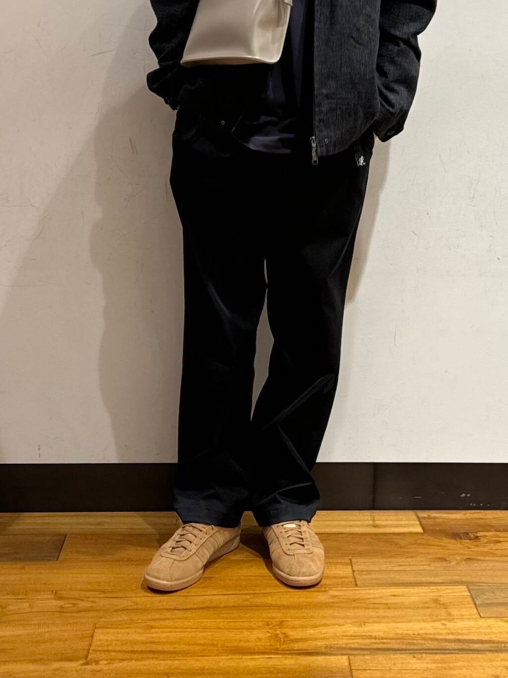 「アーバンリサーチ、スニーカー、カジュアル、URBANRESEARCH、春服、ur、おでかけコーデ、春アイテム、マネキン買い、新作スニーカーコーデ」|「Gramicciの『別注』GRAMICCI コットンライクチノストレッチパンツ(その他パンツ、ブラック系)」を使った、鎌田 真平さん(メンズ・172cm)の春コーディネートの4枚目の写真