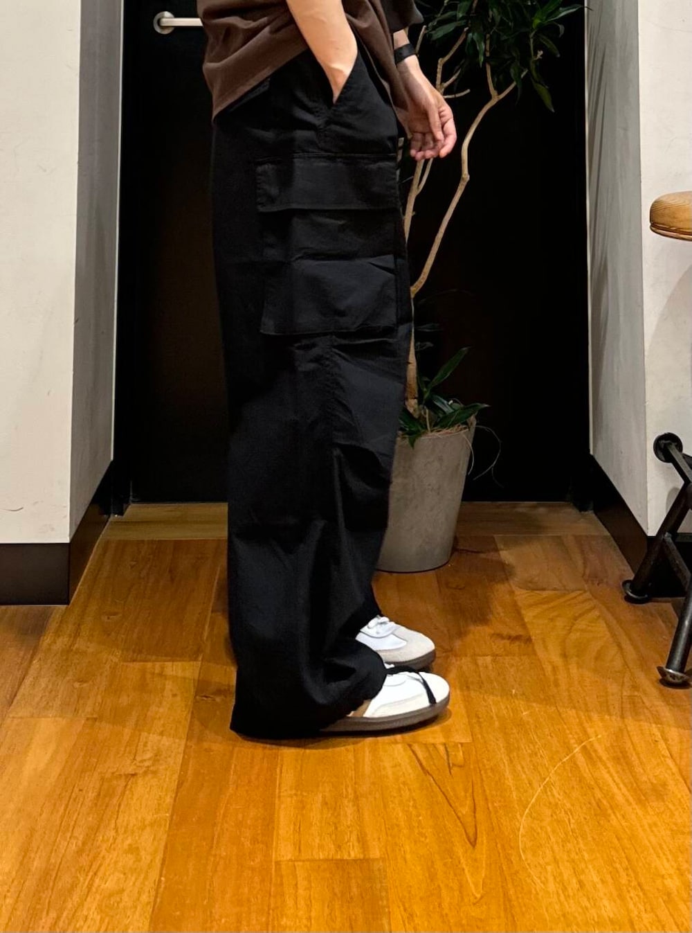 「アーバンリサーチ、スニーカー、ワイドパンツ、カジュアル、URBANRESEARCH、セール、夏服、ur、おでかけコーデ、マネキン買い、私が選ぶセールアイテム25ss」｜「URBAN RESEARCHのURBAN RESEARCH iD　コットンリップストップカーゴパンツ（その他パンツ、ブラック系）」を使った、鎌田　真平さん（メンズ・172cm）の夏コーディネートの5枚目の写真