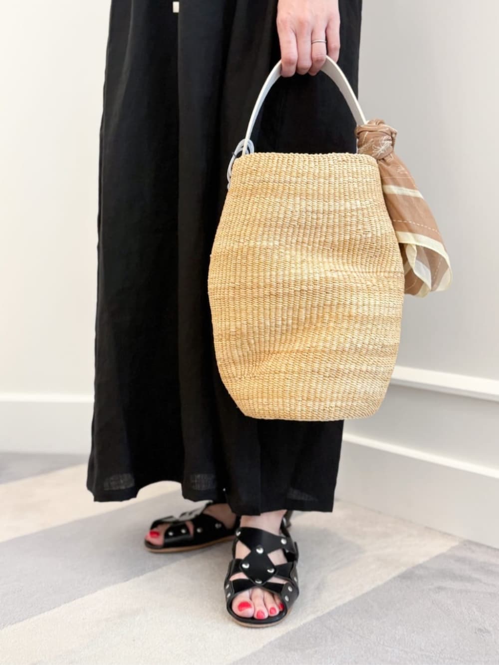 「TOMORROWLAND、トゥモローランド、GALERIE VIE、HAVERSACK、INES BRESSAND、CORDOA、別注、スカーフ、ワンピース、シャツワンピ、シャツワンピース、サファリシャツ、かごバッグ」｜「HAVERSACKのHAVERSACK サファリシャツワンピース（ワンピース、ブラック系）」を使った、TOMORROWLAND_unoさん（レディース・160cm）の夏コーディネートの3枚目の写真