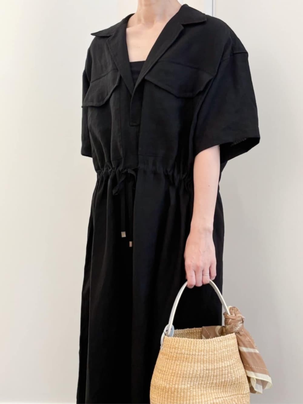 「TOMORROWLAND、トゥモローランド、GALERIE VIE、HAVERSACK、INES BRESSAND、CORDOA、別注、スカーフ、ワンピース、シャツワンピ、シャツワンピース、サファリシャツ、かごバッグ」｜「HAVERSACKのHAVERSACK サファリシャツワンピース（ワンピース、ブラック系）」を使った、TOMORROWLAND_unoさん（レディース・160cm）の夏コーディネートの2枚目の写真