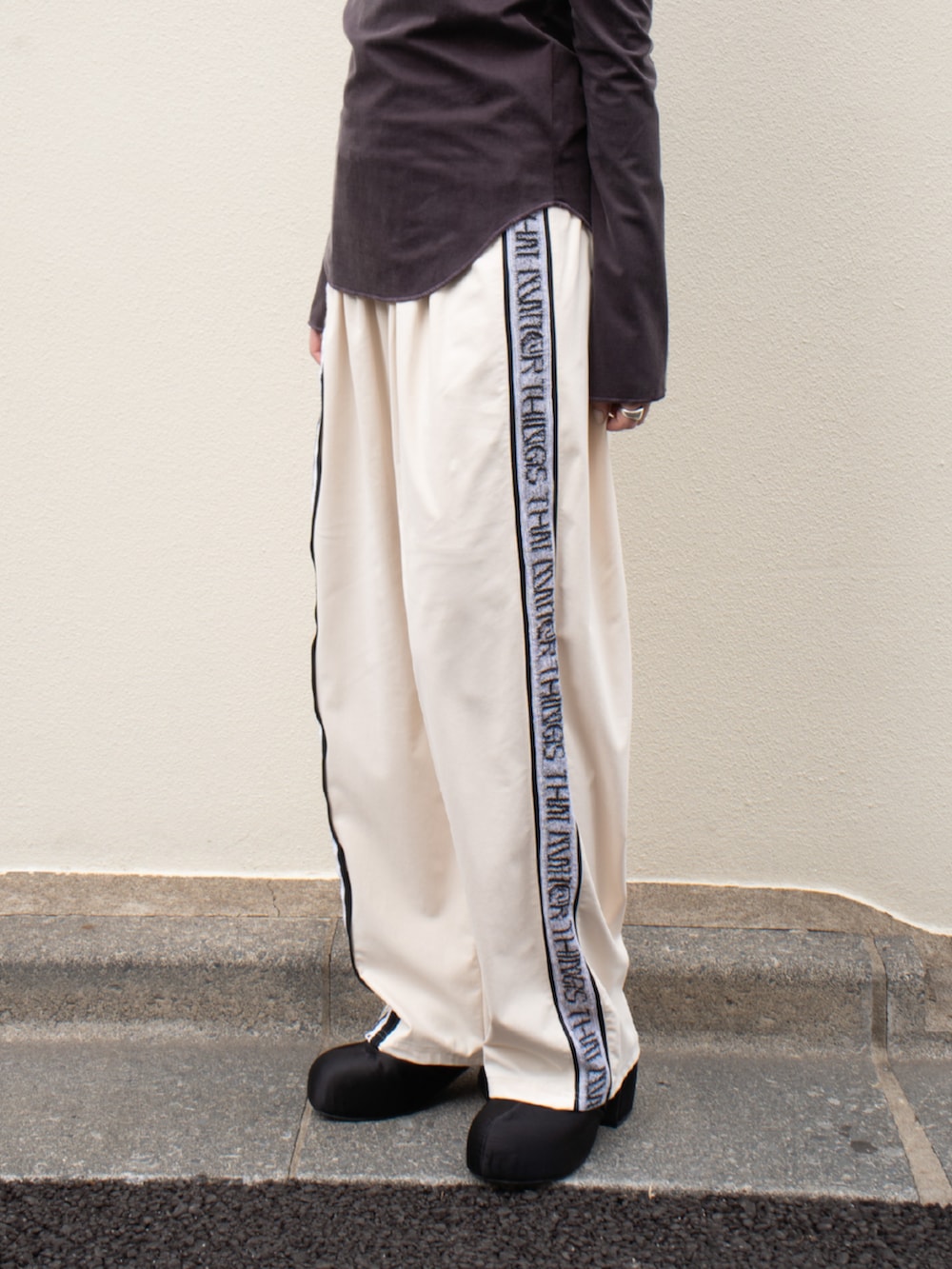 ベージュ系のスウェットパンツを着用したレディースの春コーディネートの3枚目の写真