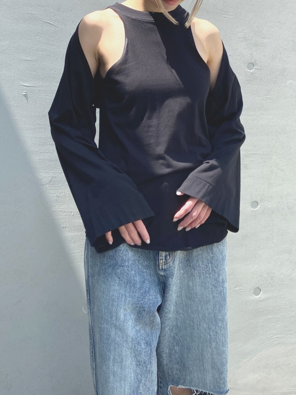 ブルー系のデニムパンツ、ブラック系のTシャツ/カットソーを着用したレディースの冬コーディネートの2枚目の写真