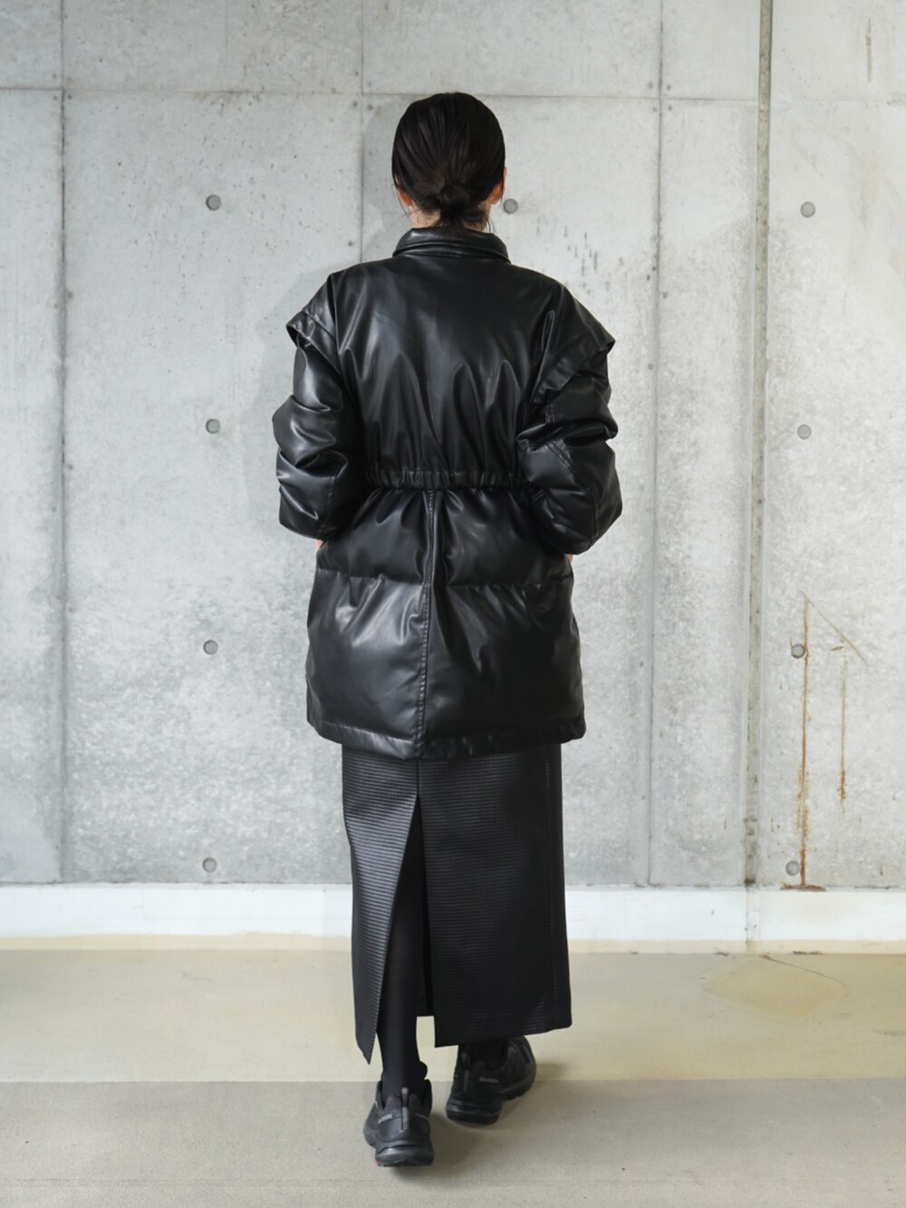 ブラック系のスカート、ブラック系のその他アウターを着用したレディースの冬コーディネートの2枚目の写真