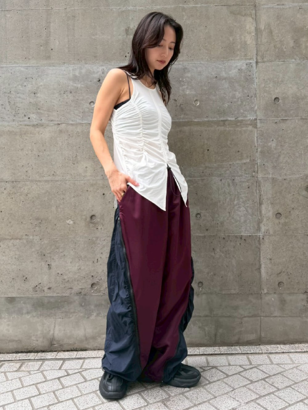 ブルー系のその他パンツ、ホワイト系のタンクトップを着用したレディースの夏コーディネートの2枚目の写真