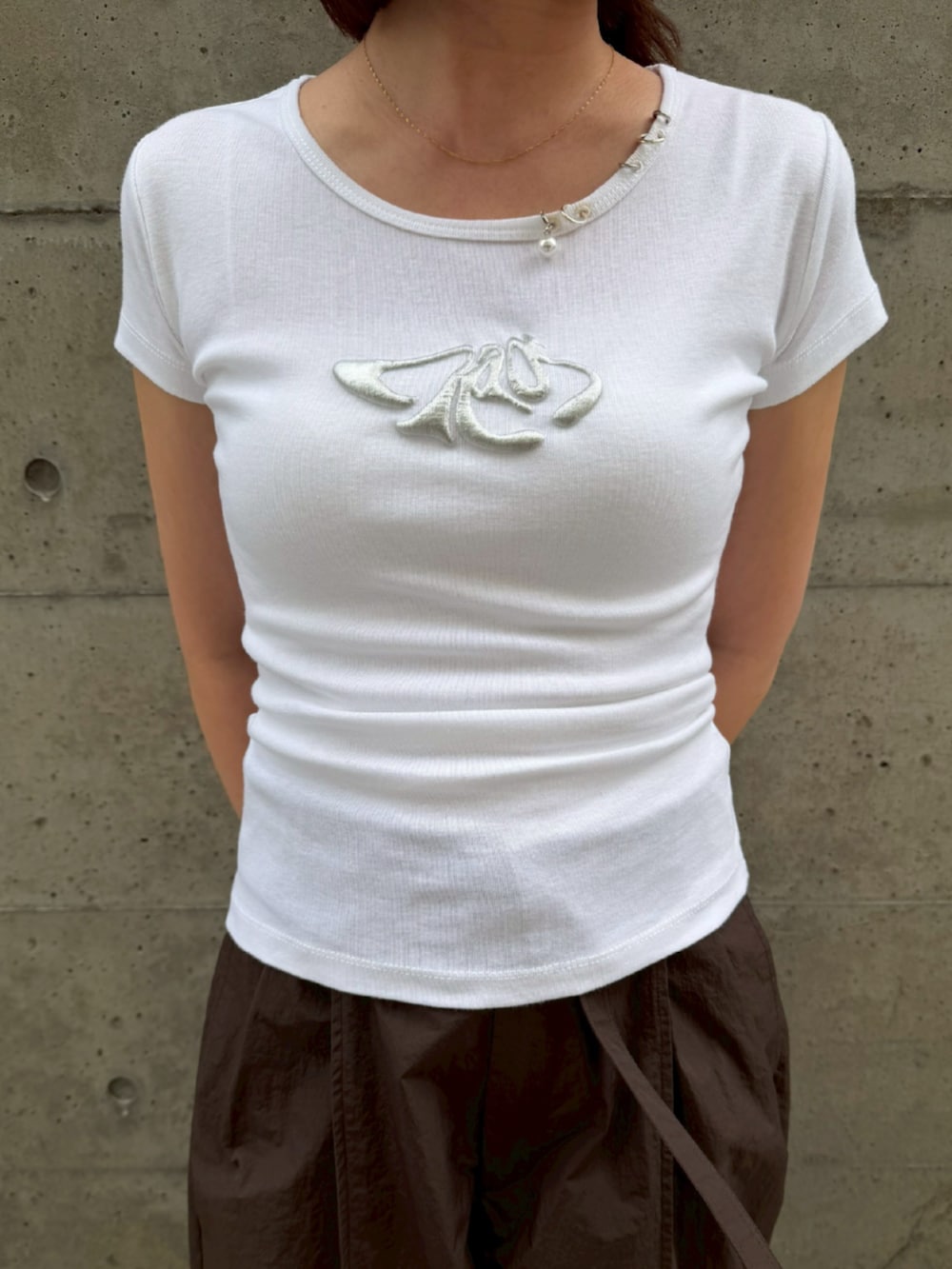 ブラウン系のその他パンツ、ホワイト系のTシャツ/カットソーを着用したレディースの夏コーディネートの3枚目の写真